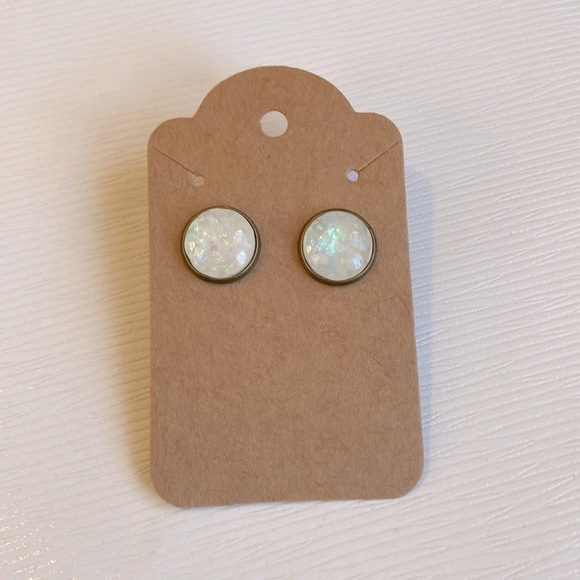 𝅺𝅺⭐️2 FOR $20⭐️ Opal Look White Stud Earrings - Picture 2 of 4